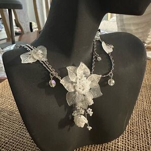Elegant Silver Floral Necklace